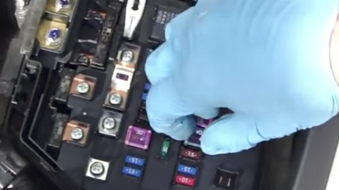 How to Check and Replace Honda Civic Fuses (2006 thru 2011) How to Check and Replace Honda Civic Fuses (2006 thru 2011)